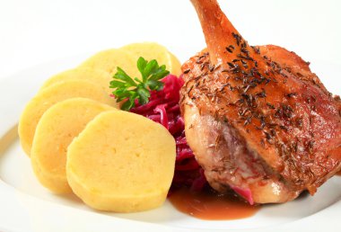 patates köfte ve kırmızı lahana ile ördek kızartma