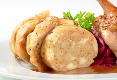 Kızarmış ördek ile ekmek köfte ve kırmızı lahana