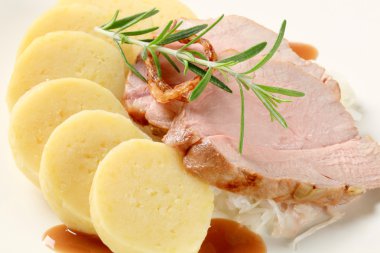 patates köfte ve Beyaz lahana soslu domuz eti