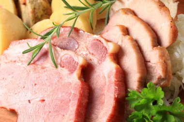 füme ve kavrulmuş domuz