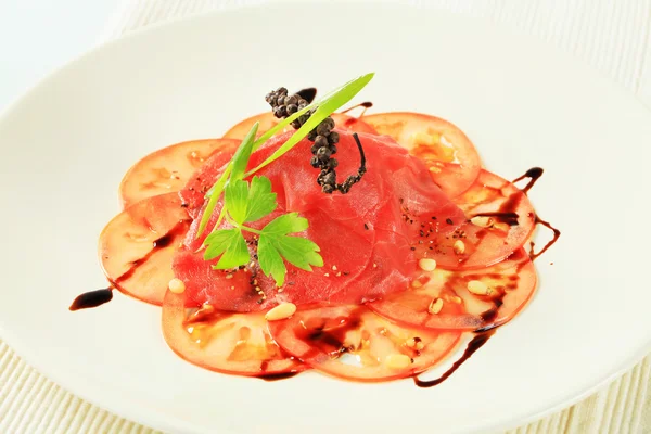 Carpaccio mit Tomaten und Rindfleisch — Stockfoto