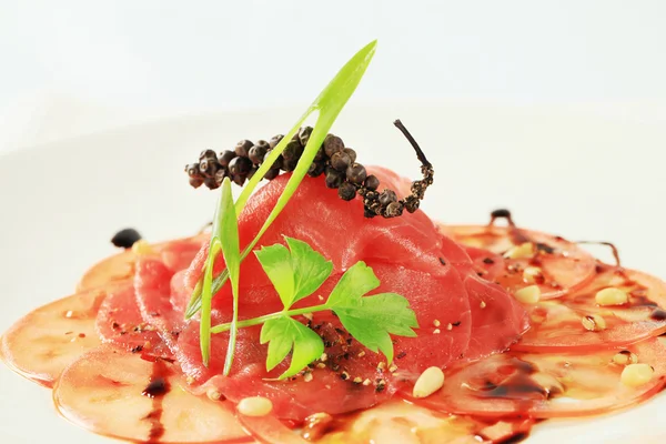 Carpaccio mit Tomaten und Rindfleisch — Stockfoto