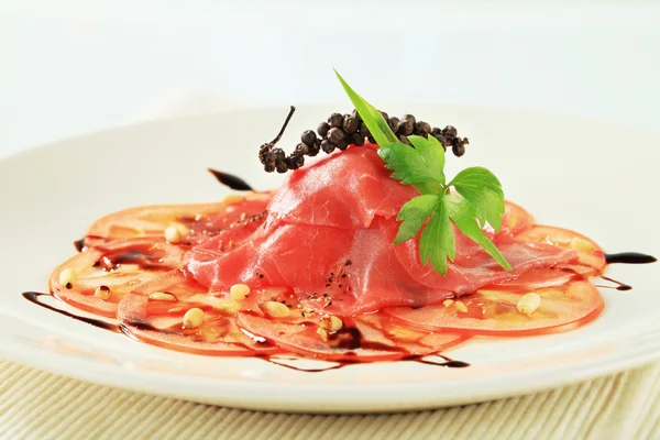 Carpaccio van tomaat en rundvlees — Stockfoto