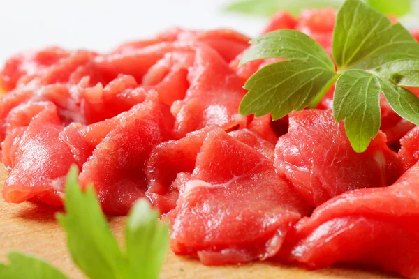 Carne cruda en rodajas finas —  Fotos de Stock