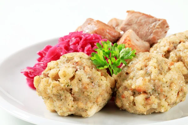 Roast pork with Tyrolean dumplings and red cabbage — Stockfoto