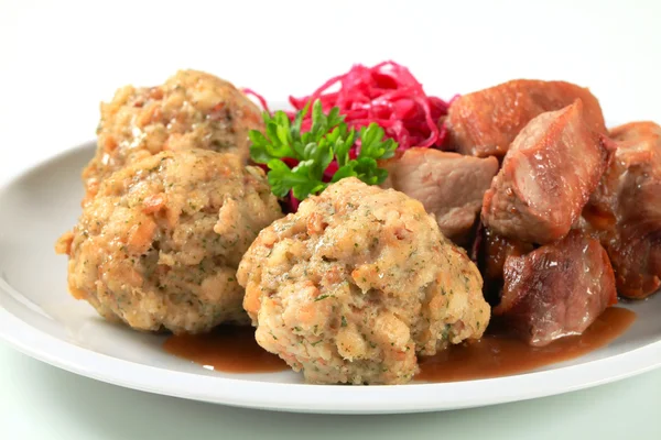 Cerdo asado con albóndigas tirolesas y col roja — Foto de Stock