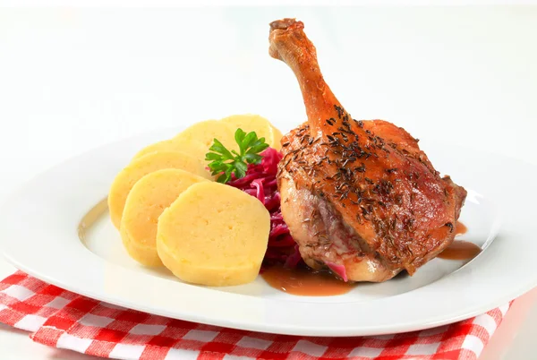 Pato asado con albóndigas de patata y col roja — Foto de Stock