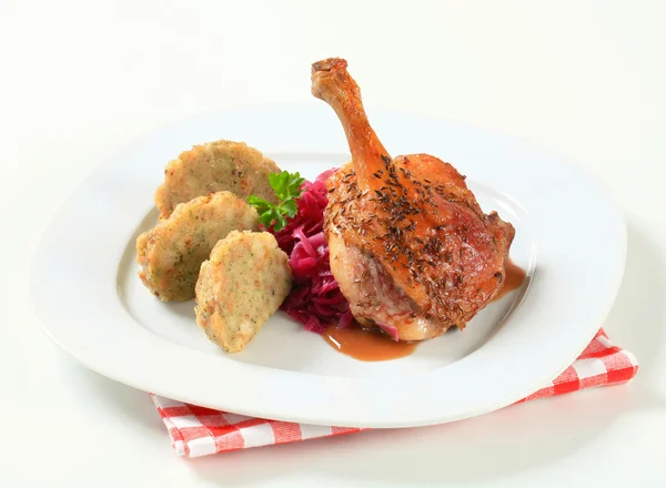 Canard rôti aux boulettes tyroliennes et chou rouge — Photo