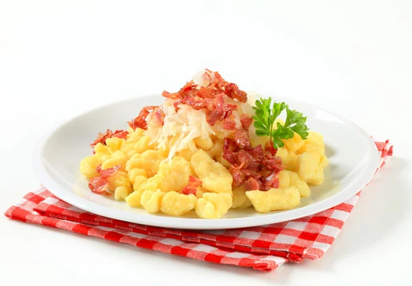 Small potato dumplings with bacon and cabbage — Stock Photo, Image