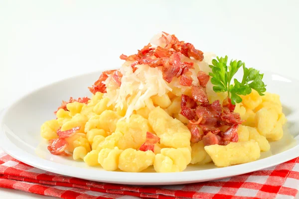 Small potato dumplings with bacon and cabbage — Stock Photo, Image