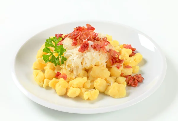 Pastırma ve lahana ile küçük patates köfte — Stok fotoğraf