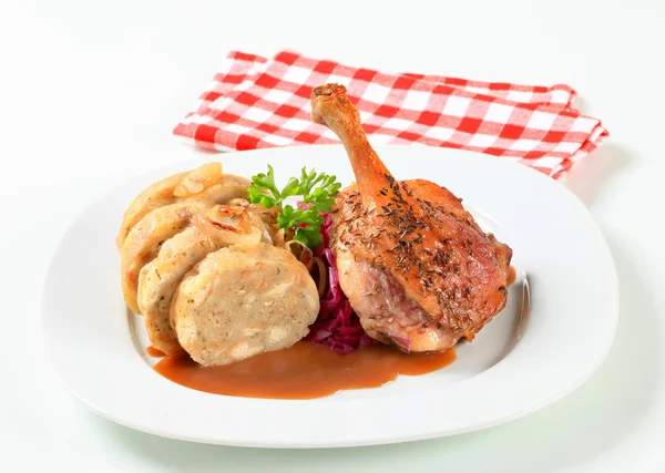 Roast duck with bread dumplings and red cabbage — Stock Photo, Image