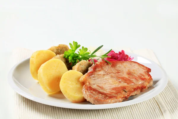 Schweinefleisch mit Kraut und Knödel — Stockfoto