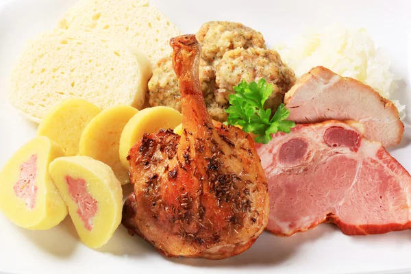 Roast duck leg and smoked pork with dumplings — Stockfoto