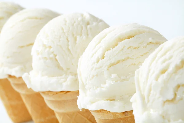 Білі конуси морозива — стокове фото