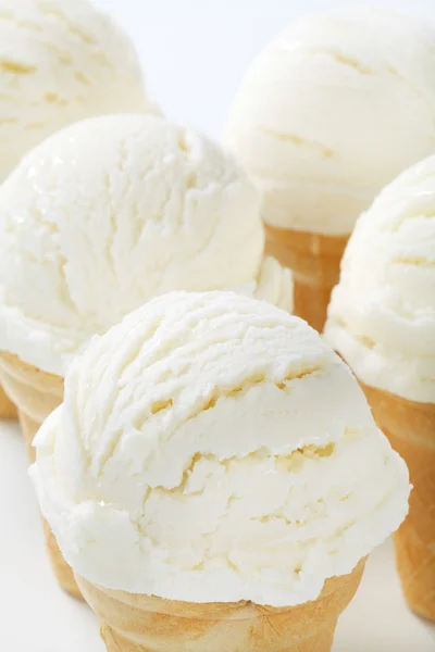 Kornouty na zmrzlinu bílá — Stock fotografie