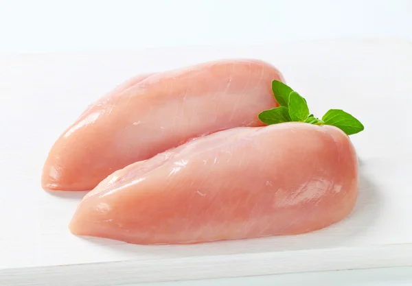 Filetes de peito de frango cru — Fotografia de Stock