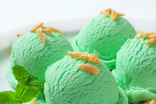 Yeşil dondurma kaşık toz — Stok fotoğraf