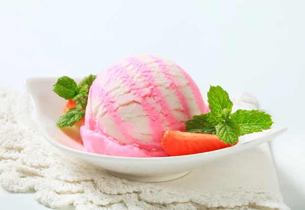 Παγωτό φράουλα γιαούρτι — Φωτογραφία Αρχείου