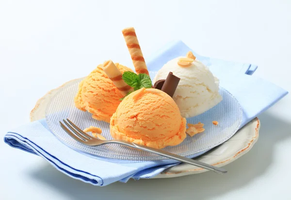 Eis mit Waffelröllchen — Stockfoto