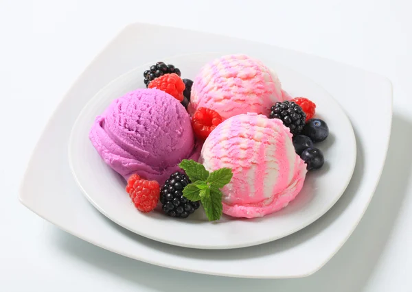 Helado con bayas frescas — Foto de Stock