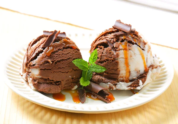 Chocolate vanilla ice cream — Stock Photo, Image