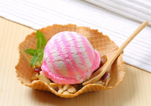 Crème glacée dans un bol à gaufres — Photo