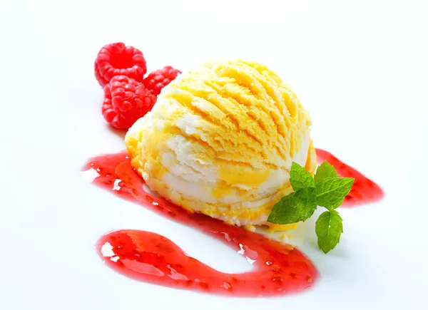 Ice cream with raspberry sauce — Stock Photo, Image