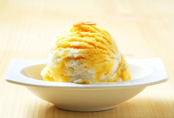 Vaječný likér vanilková zmrzlina — Stock fotografie