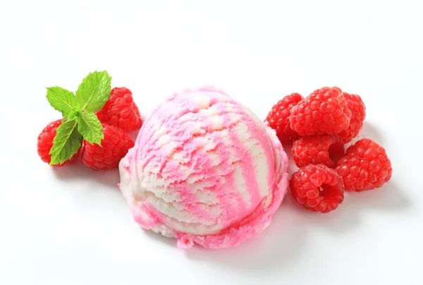 Raspberry ice cream — Stock Photo, Image