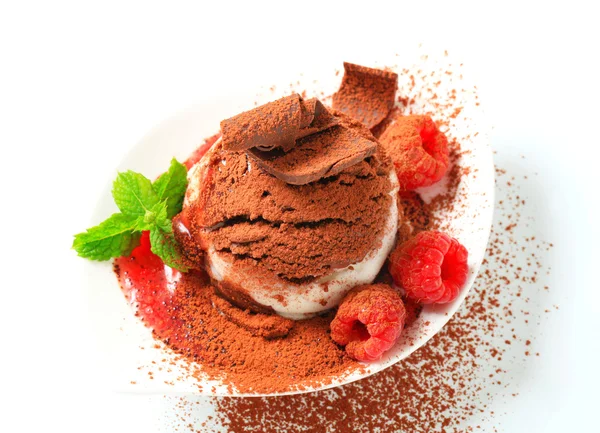 Vanilla chocolate ice cream with raspberries — 스톡 사진