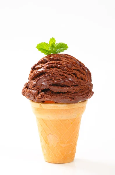 Cone de sorvete de chocolate — Fotografia de Stock