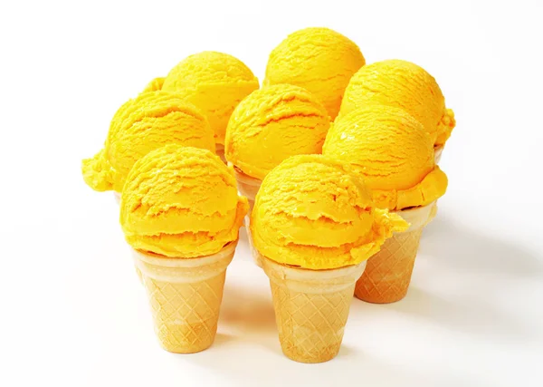 Cones de sorvete amarelo — Fotografia de Stock