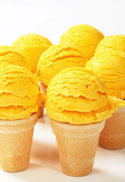 Cones de sorvete amarelo — Fotografia de Stock