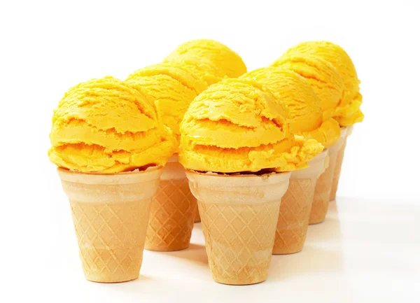 Cones de sorvete amarelo — Fotografia de Stock