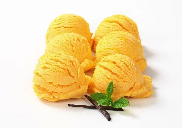 노란 아이스크림 스푼 — 스톡 사진