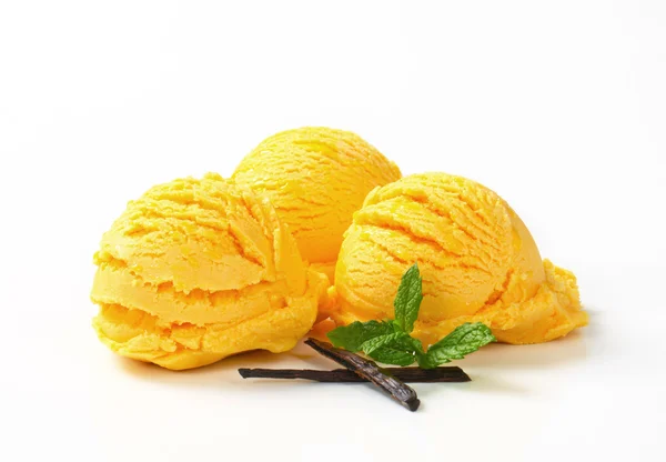 Copas de helado amarillo — Foto de Stock