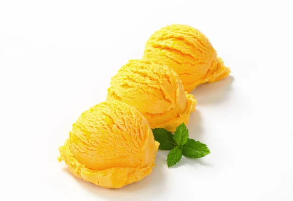 Copas de helado amarillo —  Fotos de Stock
