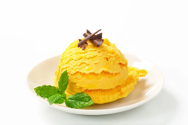 Cucharada de helado amarillo — Foto de Stock