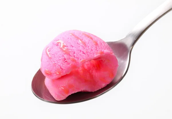 Gelato rosa su cucchiaio — Foto Stock