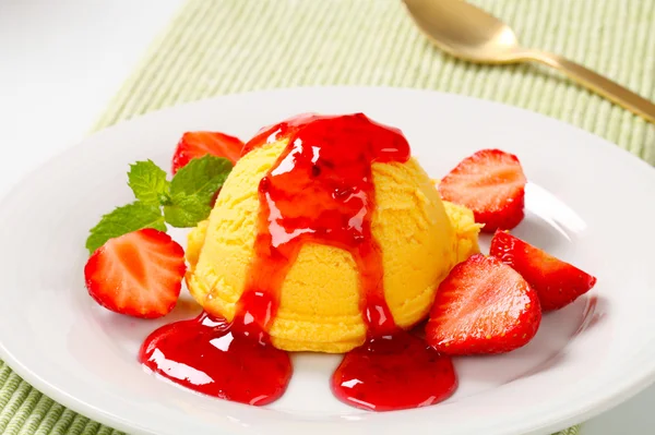 Scoop of ice cream with strawberry sauce — Stock Photo, Image