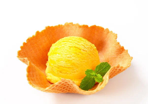 Lemon custard ice cream in a wafer bowl — Stock Photo, Image