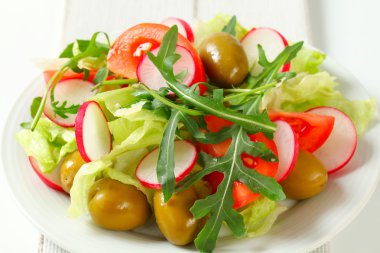 Taze sebze salatası. 