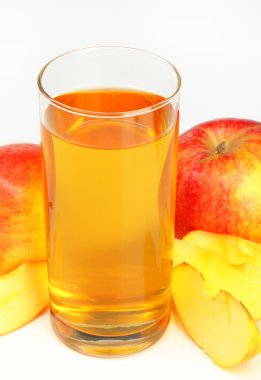 Bir bardak elma suyu.
