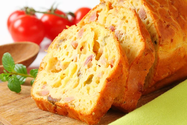 Herzhafter Schinken und Olivenkuchen — Stockfoto