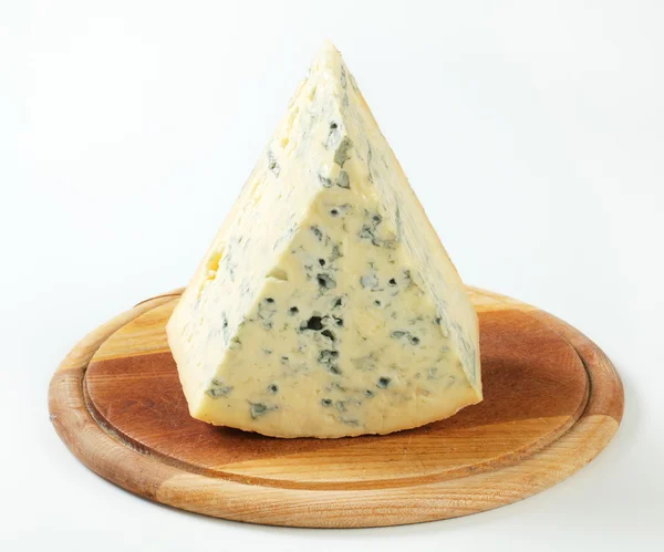 Blauschimmelkäse auf dem Schneidebrett — Stockfoto