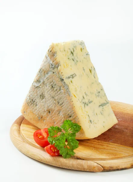 Blauwe kaas op een snijplank — Stockfoto