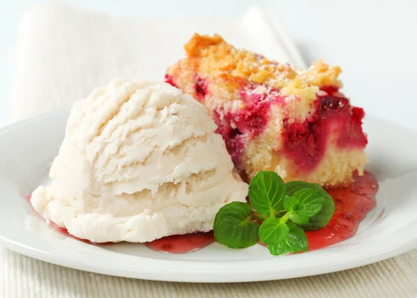 Fruta de la baya se desmorona rebanada con helado — Foto de Stock