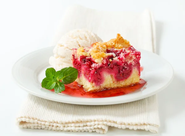 Berry fruit crumble slice with ice cream — Stock Photo, Image