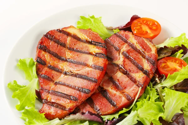 Grilled pork with salad greens — Stock Photo, Image